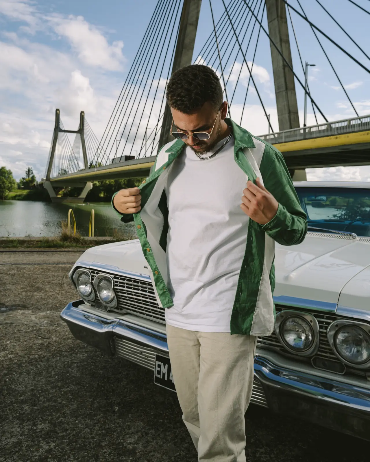 SOB devant une Impala, veste verte ouverte